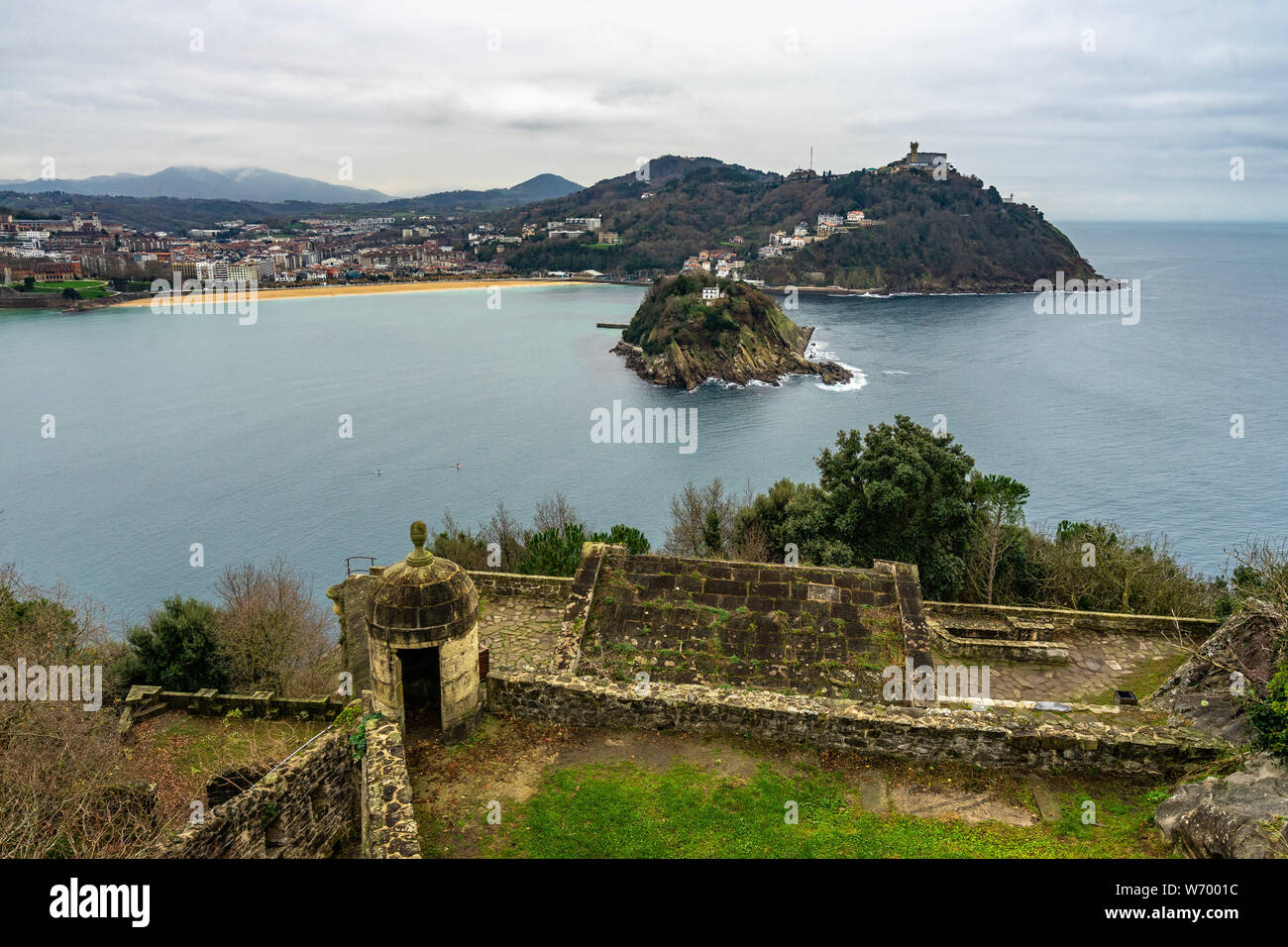 La Concha bay paesaggio invernale vista dal Monte Urgull, con Santa Clara Isola e Monte Igueldo, San Sebastian, Paesi Baschi Foto Stock