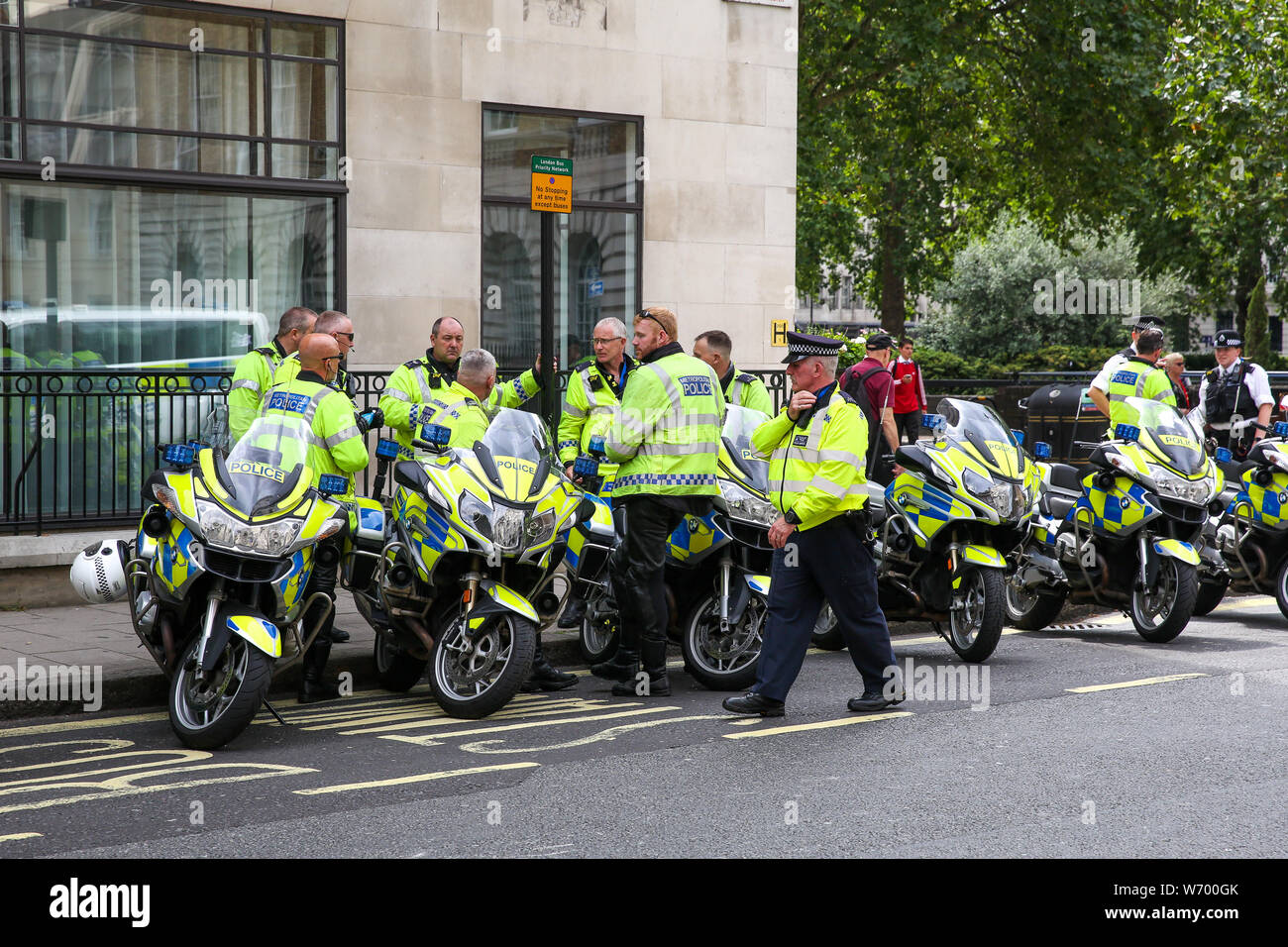Funzionari di polizia sulla moto sono visto durante la dimostrazione.un rally a sostegno del britannico di estrema destra Yaxley-Lennon Stephen, noto anche come Tommy Robinson nel centro di Londra. Tommy Robinson era stato imprigionato il 11 luglio 2019 presso Old Bailey per disprezzo della corte. Foto Stock