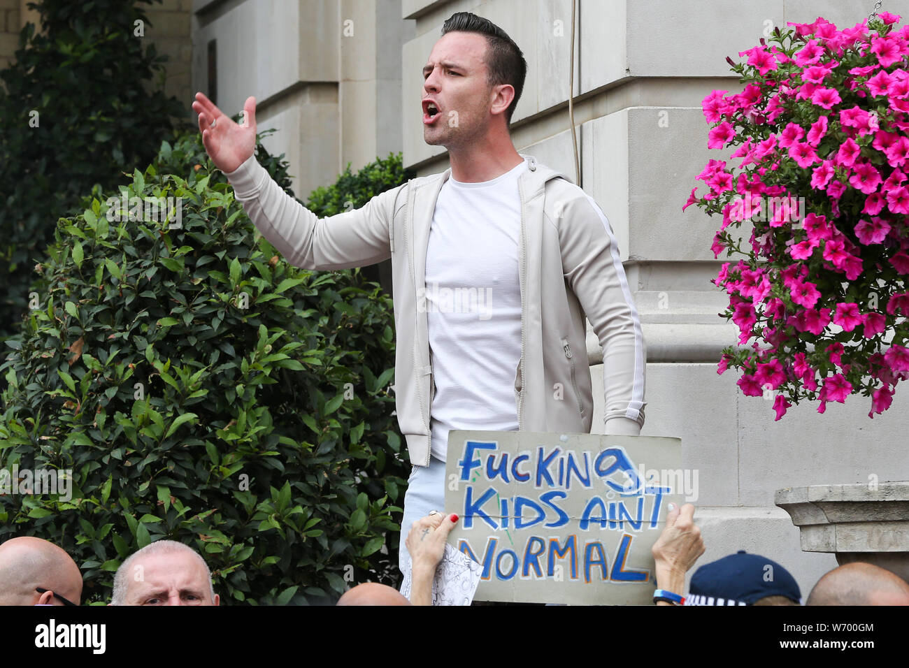 Danny Tommo parla durante la protesta.un rally a sostegno del britannico di estrema destra Yaxley-Lennon Stephen, noto anche come Tommy Robinson nel centro di Londra. Tommy Robinson era stato imprigionato il 11 luglio 2019 presso Old Bailey per disprezzo della corte. Foto Stock