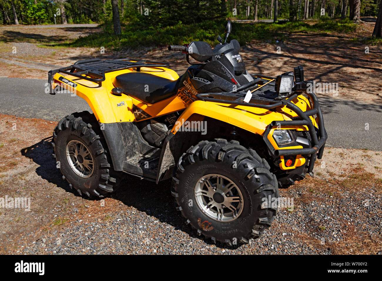 Umea, Svezia - 24 Giugno 2019: un giallo quad bike parcheggiata fuori Norrmjole bagno di mare Foto Stock