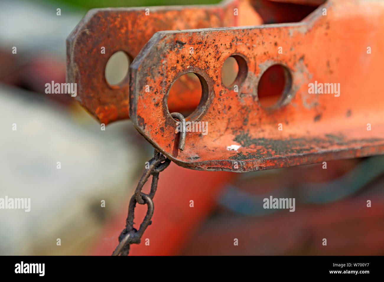 Rack di ferro con tre fori e la catena 2019-06-05 Umea, Svezia Foto Stock