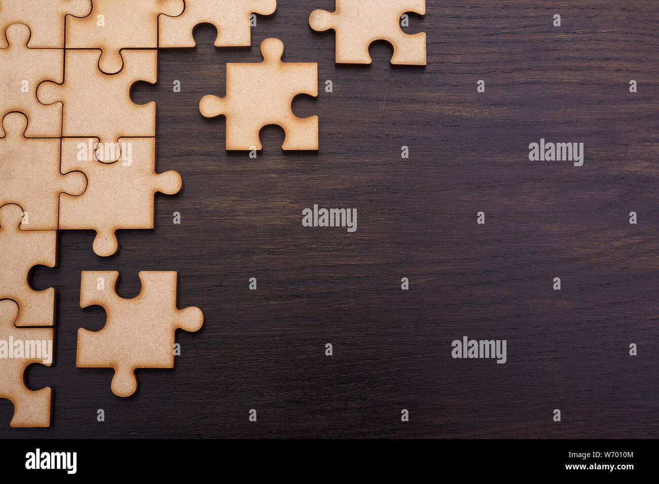 Incompleti i puzzle in legno scuro dello sfondo Foto Stock
