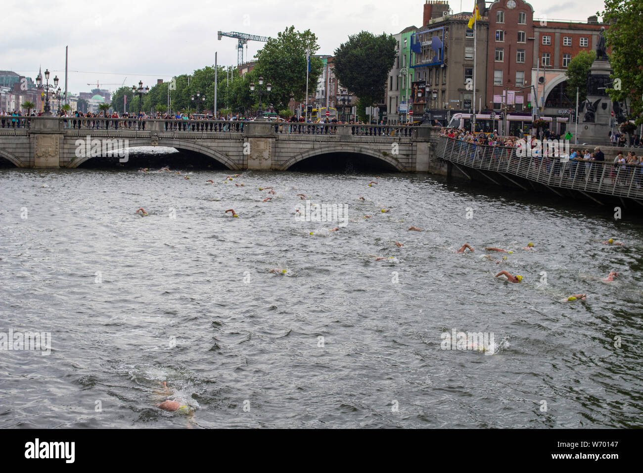 I partecipanti al Centesimo Liifey annuale nuotare passare sotto il ponte O'Connell, Dublino Irlanda. . Questo anno la gara ha attirato 600 partecipanti. Foto Stock