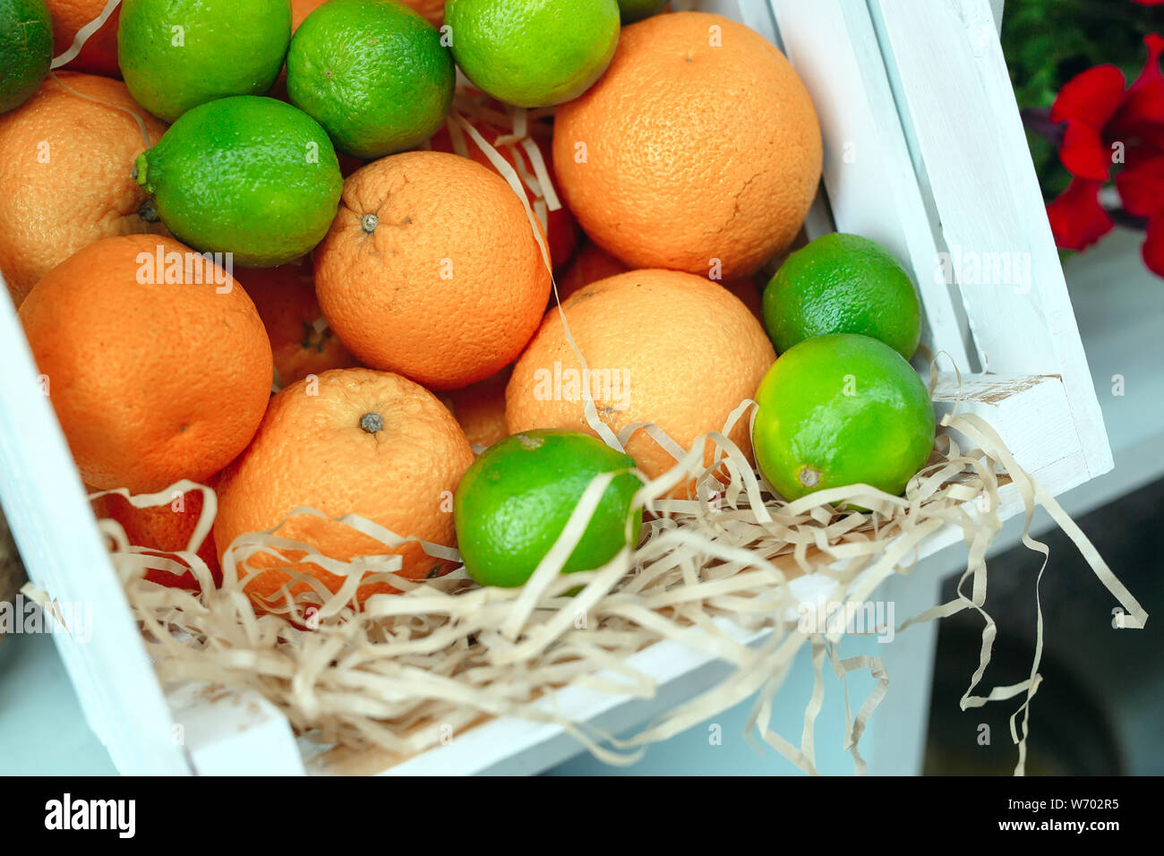 Lime fresco e succo di pompelmo in una scatola di legno. Foto Stock