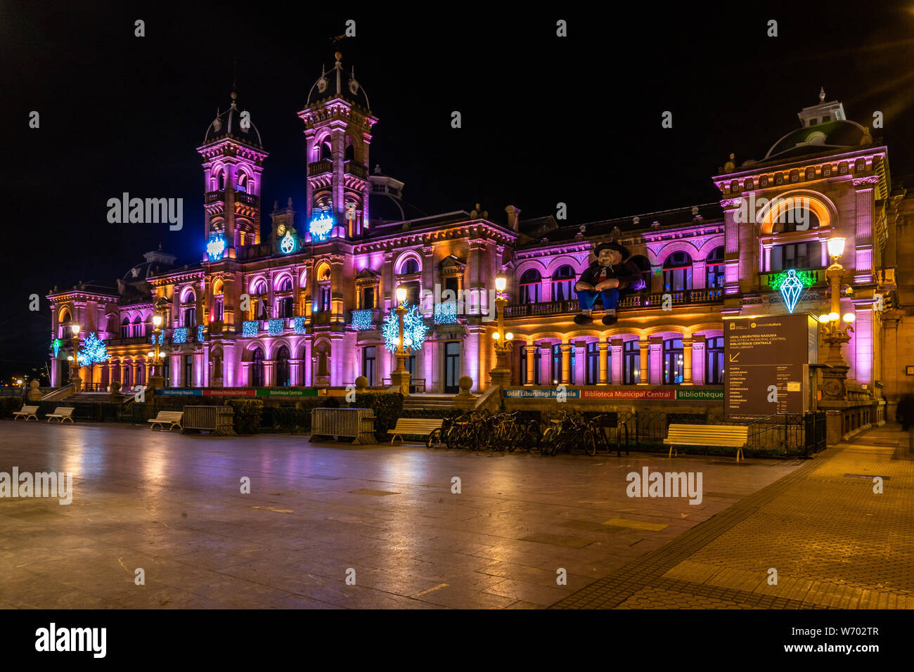 Vista notturna della elegante edificio del Municipio di San Sebastian illuminato per Natale. San Sebastian, Paesi Baschi, Gennaio 2019 Foto Stock