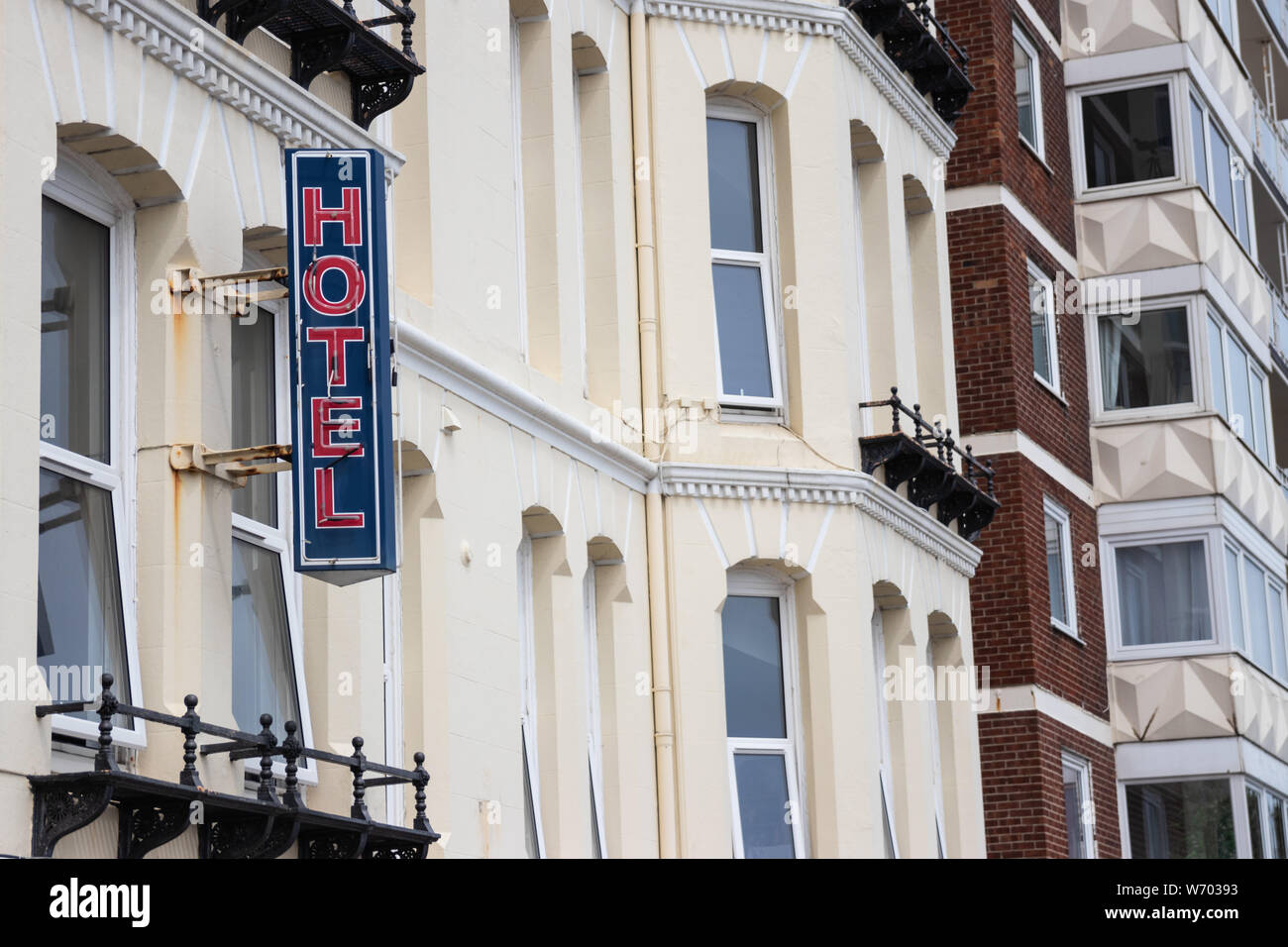 Un vecchio hotel segno su un vecchio edificio Vittoriano al mare in inglese Foto Stock