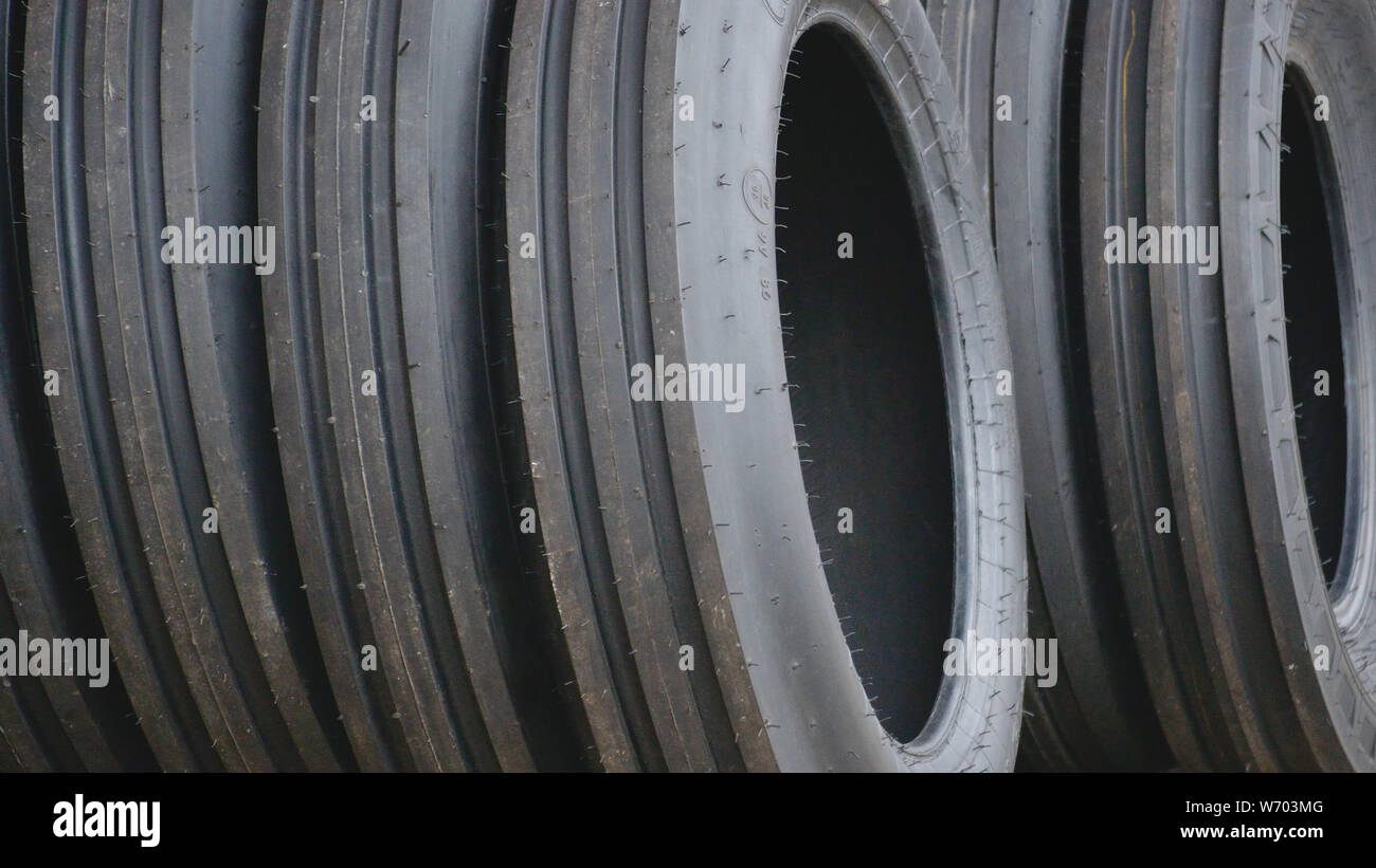 Pila di pneumatici nuovi per la vendita Foto Stock