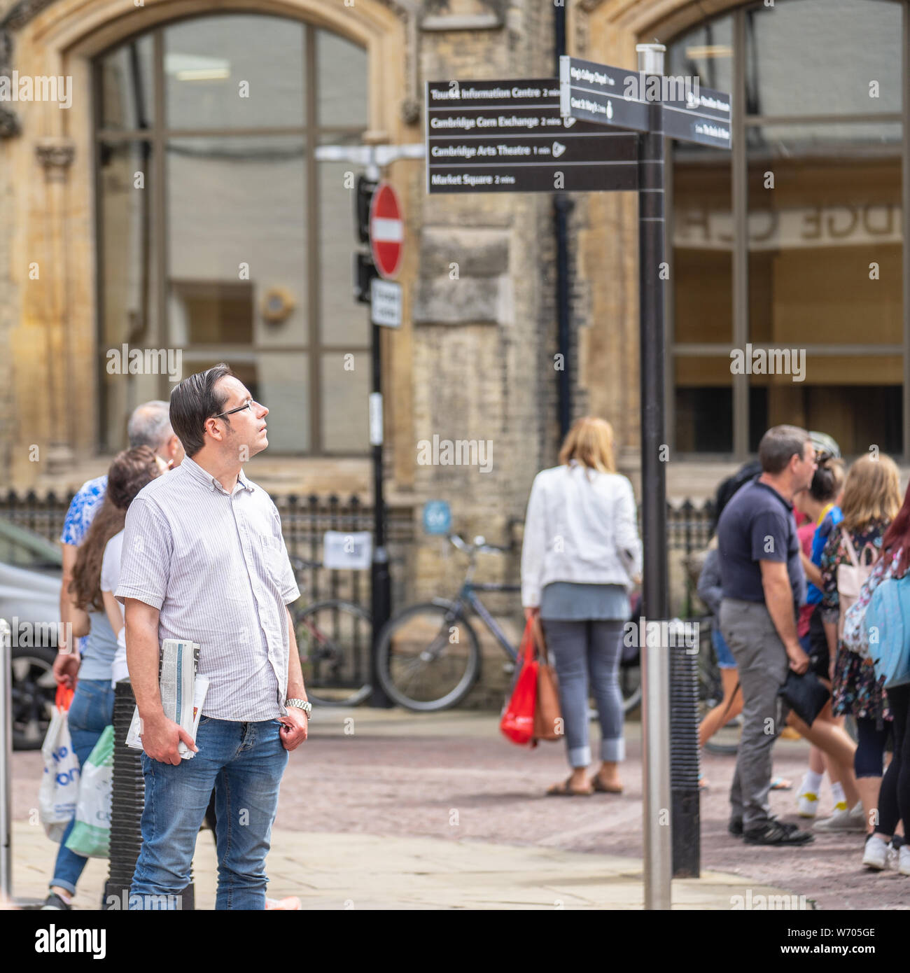 Cambridge, UK, 1 agosto 2019. Traveler direzioni di lettura ad attrazione turistica palina con indicazioni di direzione Foto Stock