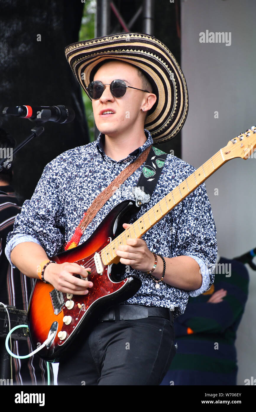 Cantante colombiano e Song-writer Angelica Lopez e la sua band con Elaine Wara pianista esegue al La Clave Fest 2019: Free Festival Latino a Londra con spettacoli dal vivo ottimo cibo e bevande e bella gente a Finsbury Park il 3 agosto 2019, Londra, Regno Unito. Foto Stock