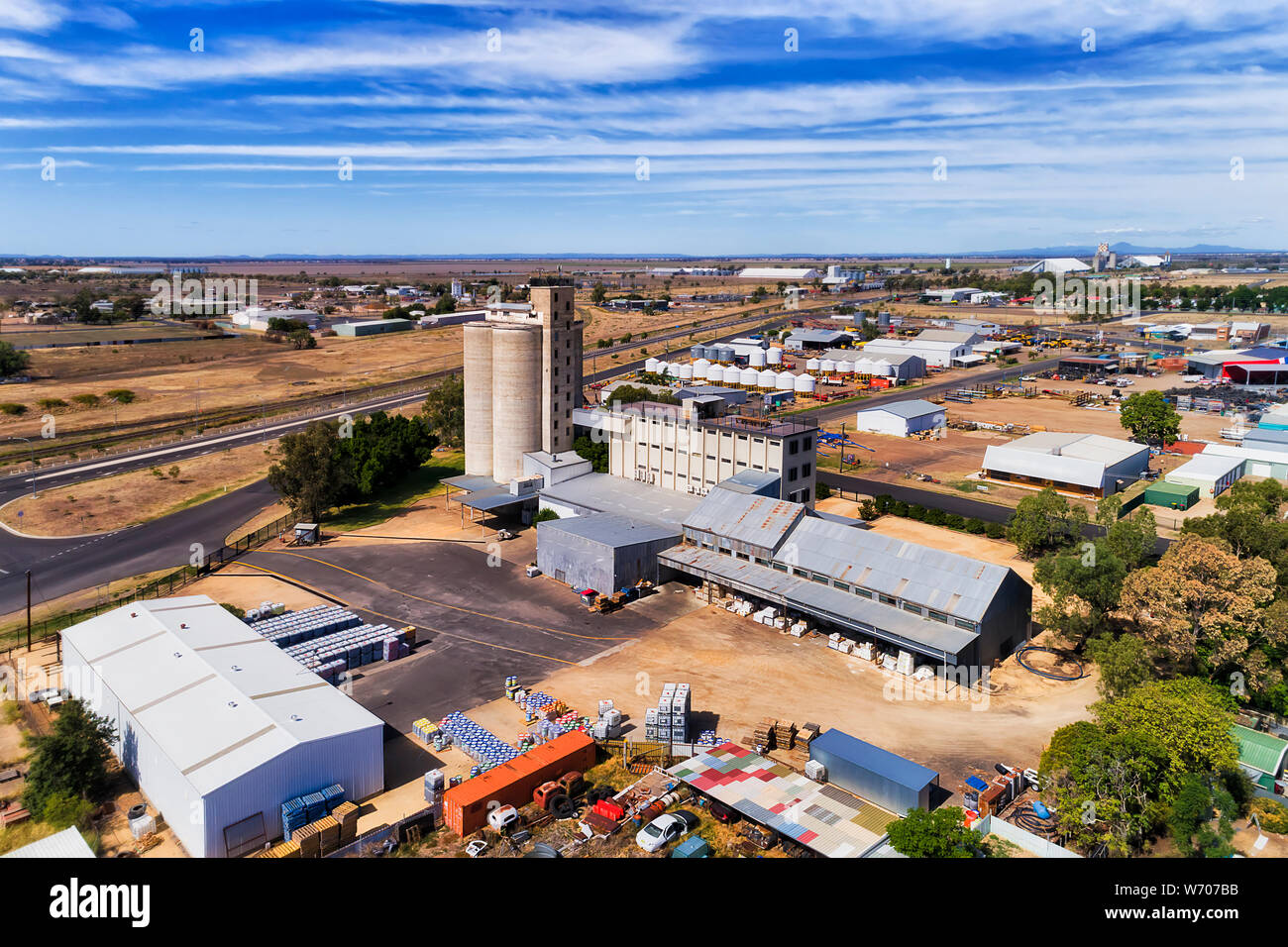 Elevatore granella in MOree città agricola di australiano Bacino Artesiano sulla cinghia di granella - alimentazione catena cantiere di elaborazione con magazzini di stoccaggio e di fattoria Foto Stock