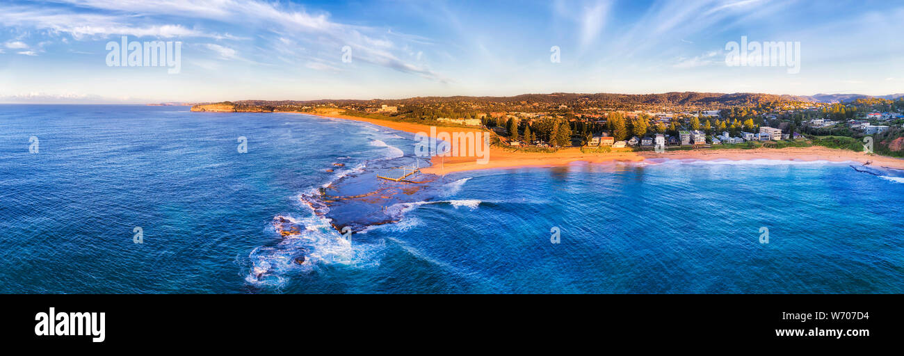 Mona Vale la spiaggia e la piscina di roccia sull altopiano di arenaria off shore del Nord di Sydney Australia sulla costa dell'oceano Pacifico in elevata panor antenna Foto Stock