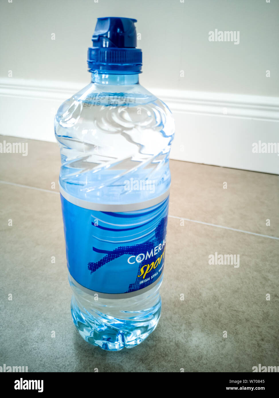 A PORTNOO, County Donegal / Irlanda - 03 agosto 2019 : Questo numero di lotto è parte del secondo richiamo mediante il FSAI per acqua in bottiglia a causa di sopra normale Foto Stock