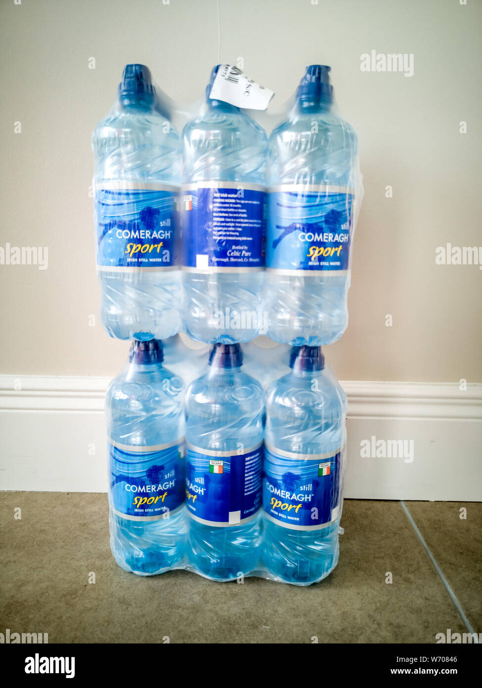A PORTNOO, County Donegal / Irlanda - 03 agosto 2019 : Questo numero di lotto è parte del secondo richiamo mediante il FSAI per acqua in bottiglia a causa di sopra normale Foto Stock