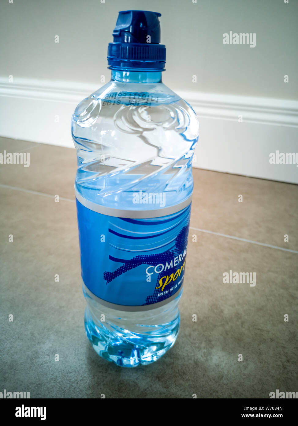 A PORTNOO, County Donegal / Irlanda - 03 agosto 2019 : Questo numero di lotto è parte del secondo richiamo mediante il FSAI per acqua in bottiglia a causa di sopra normale Foto Stock