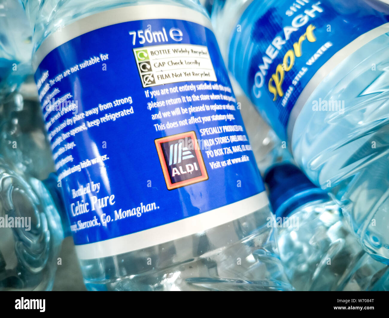 A PORTNOO, County Donegal / Irlanda - 03 agosto 2019 : Questo numero di lotto è parte del secondo richiamo mediante il FSAI per acqua in bottiglia a causa di sopra normale Foto Stock