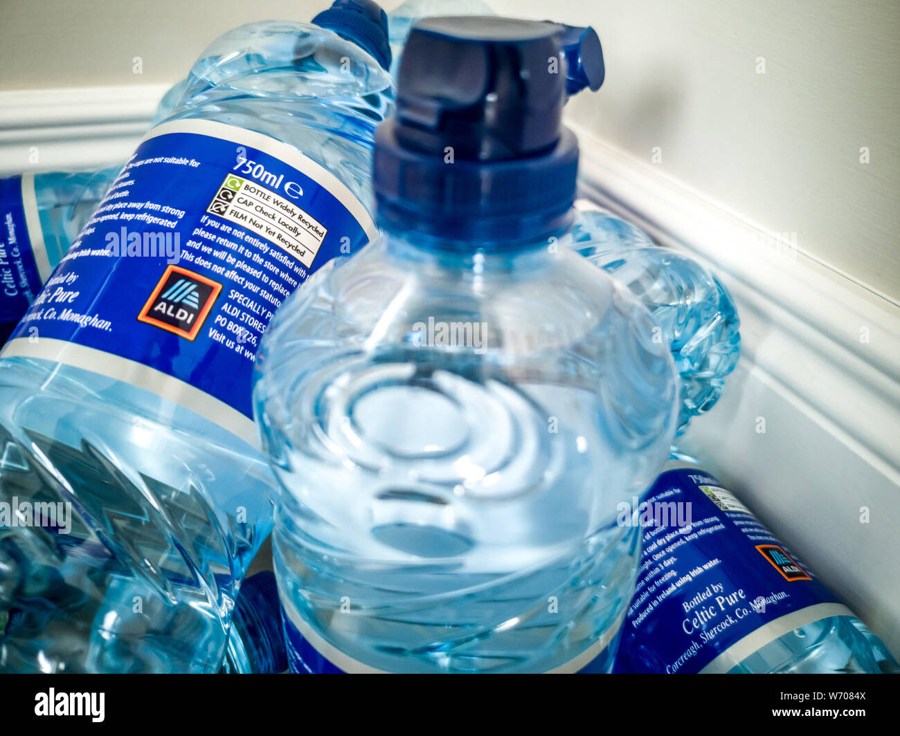 A PORTNOO, County Donegal / Irlanda - 03 agosto 2019 : Questo numero di lotto è parte del secondo richiamo mediante il FSAI per acqua in bottiglia a causa di sopra normale Foto Stock