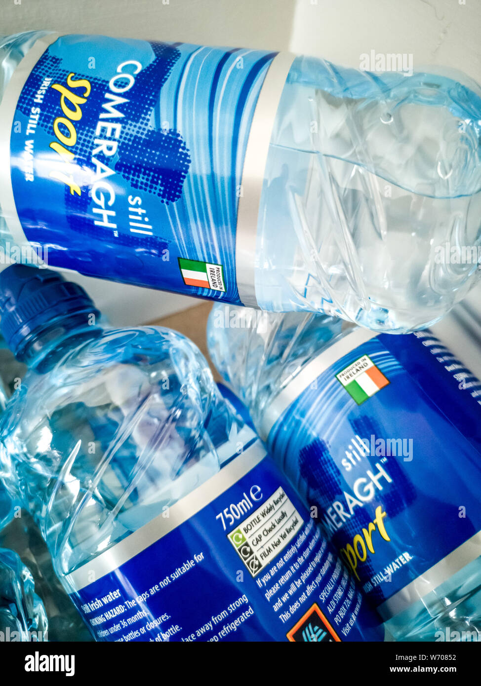A PORTNOO, County Donegal / Irlanda - 03 agosto 2019 : Questo numero di lotto è parte del secondo richiamo mediante il FSAI per acqua in bottiglia a causa di sopra normale Foto Stock
