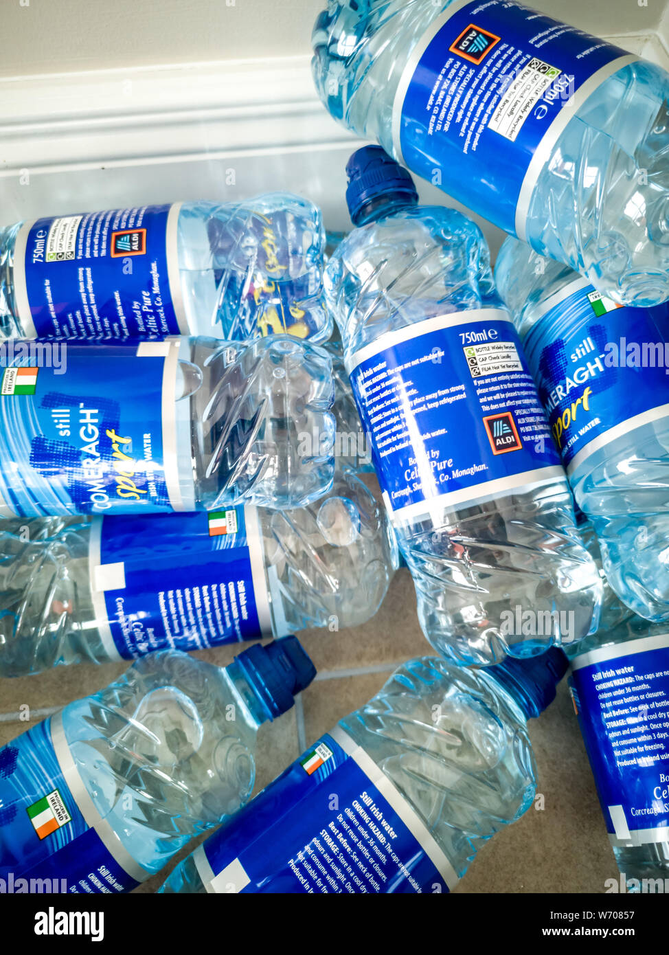 A PORTNOO, County Donegal / Irlanda - 03 agosto 2019 : Questo numero di lotto è parte del secondo richiamo mediante il FSAI per acqua in bottiglia a causa di sopra normale Foto Stock