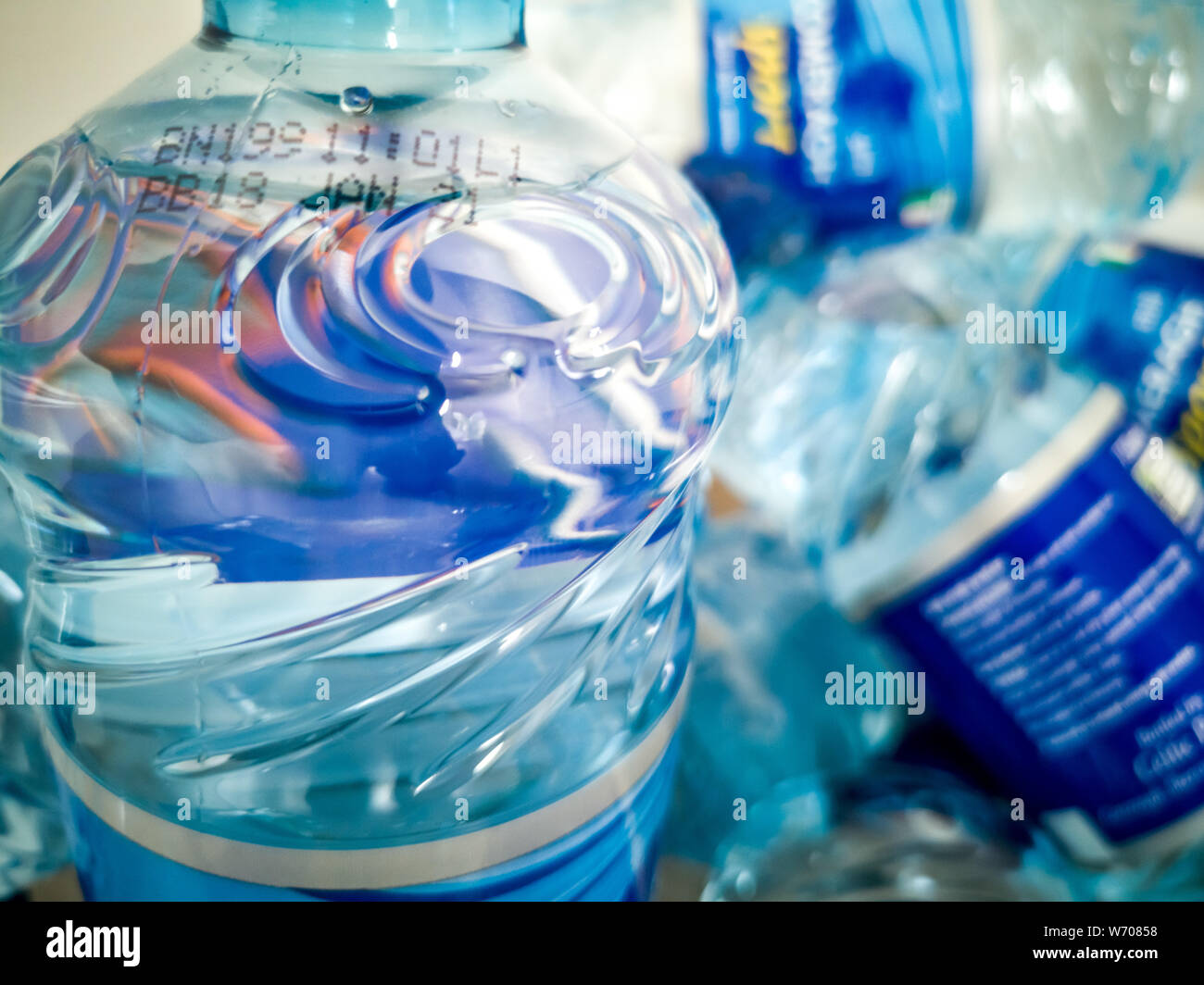 A PORTNOO, County Donegal / Irlanda - 03 agosto 2019 : Questo numero di lotto è parte del secondo richiamo mediante il FSAI per acqua in bottiglia a causa di sopra normale Foto Stock