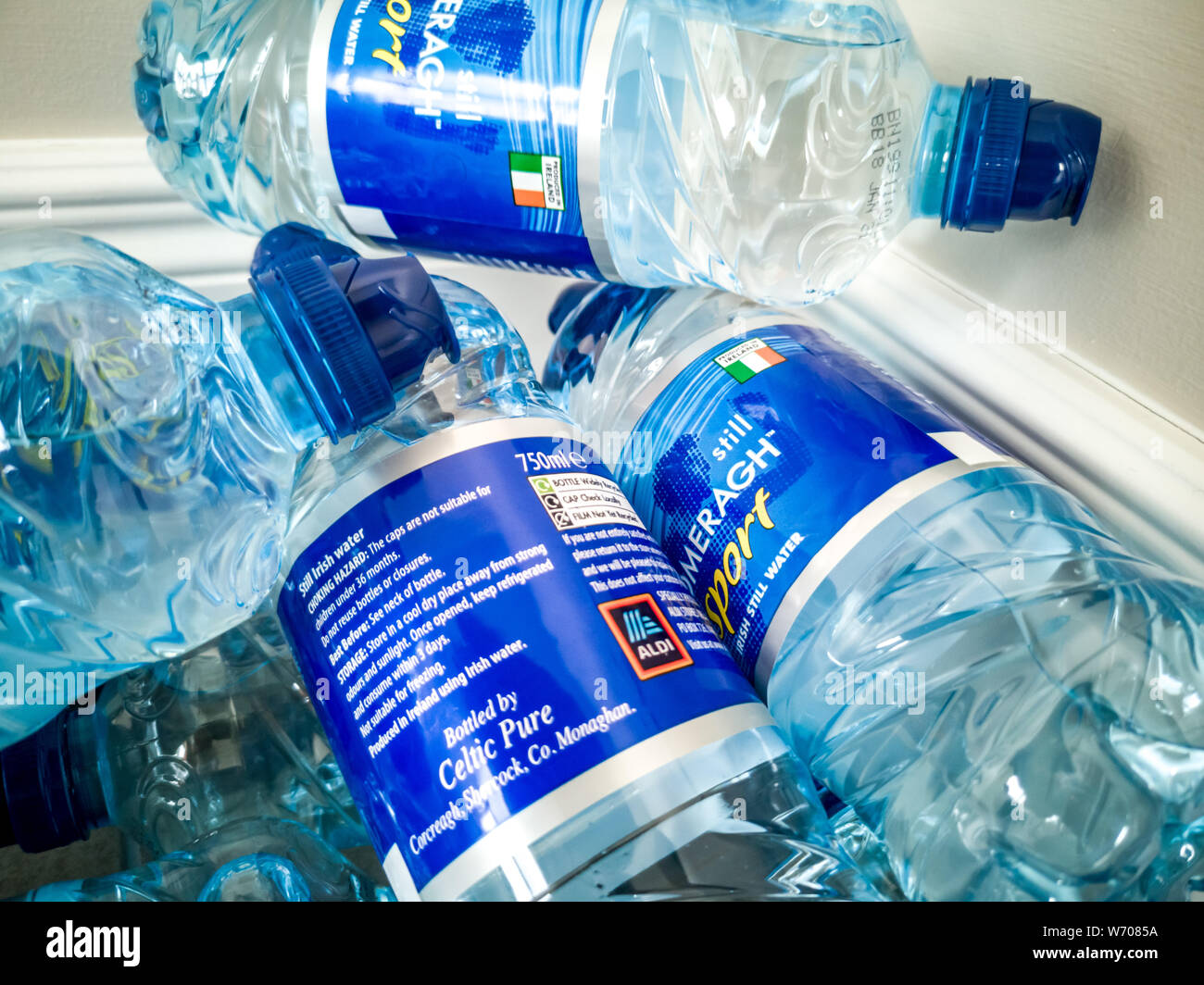 A PORTNOO, County Donegal / Irlanda - 03 agosto 2019 : Questo numero di lotto è parte del secondo richiamo mediante il FSAI per acqua in bottiglia a causa di sopra normale Foto Stock