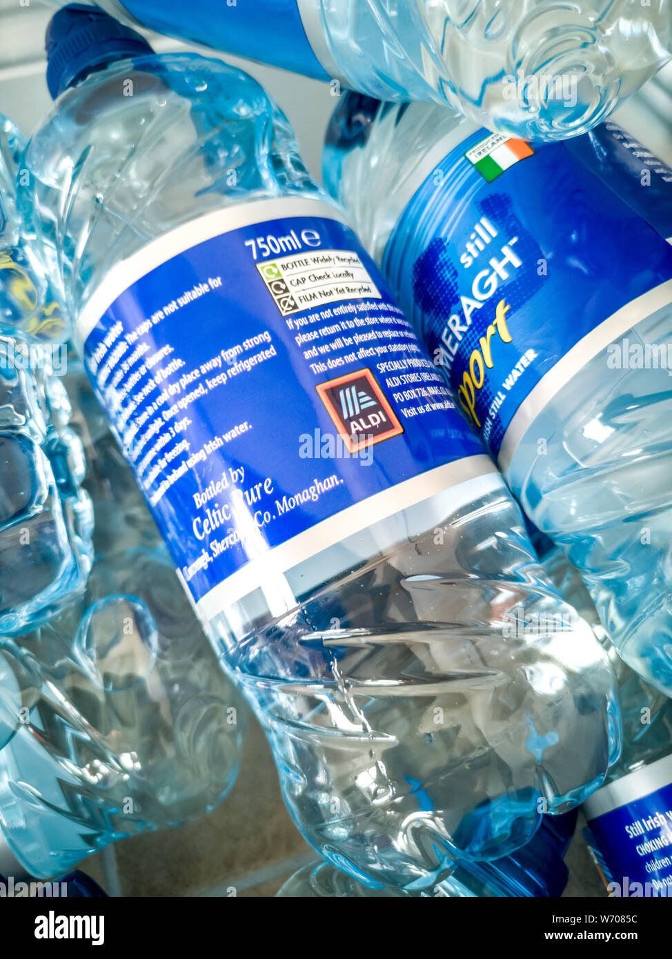 A PORTNOO, County Donegal / Irlanda - 03 agosto 2019 : Questo numero di lotto è parte del secondo richiamo mediante il FSAI per acqua in bottiglia a causa di sopra normale Foto Stock