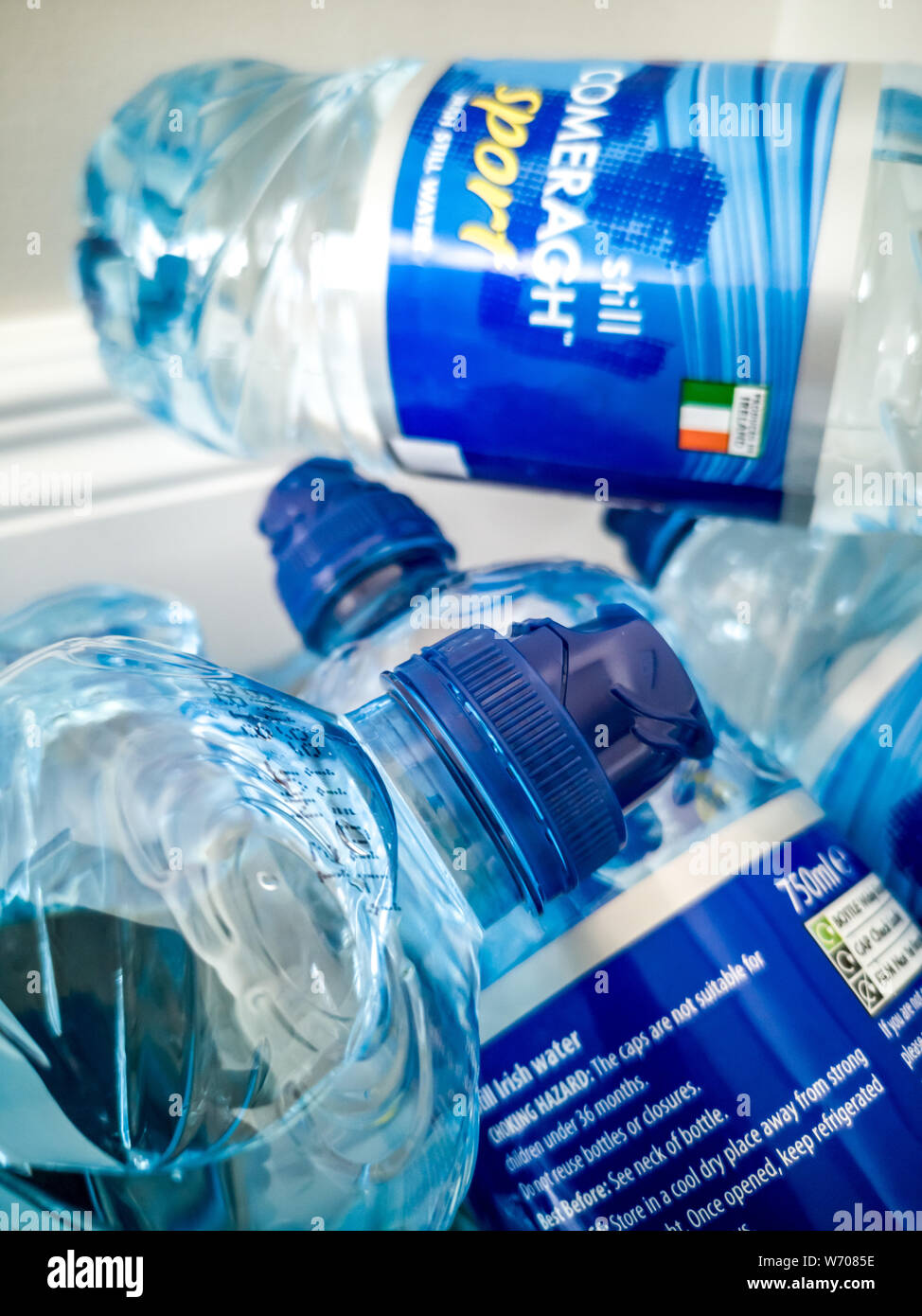 A PORTNOO, County Donegal / Irlanda - 03 agosto 2019 : Questo numero di lotto è parte del secondo richiamo mediante il FSAI per acqua in bottiglia a causa di sopra normale Foto Stock