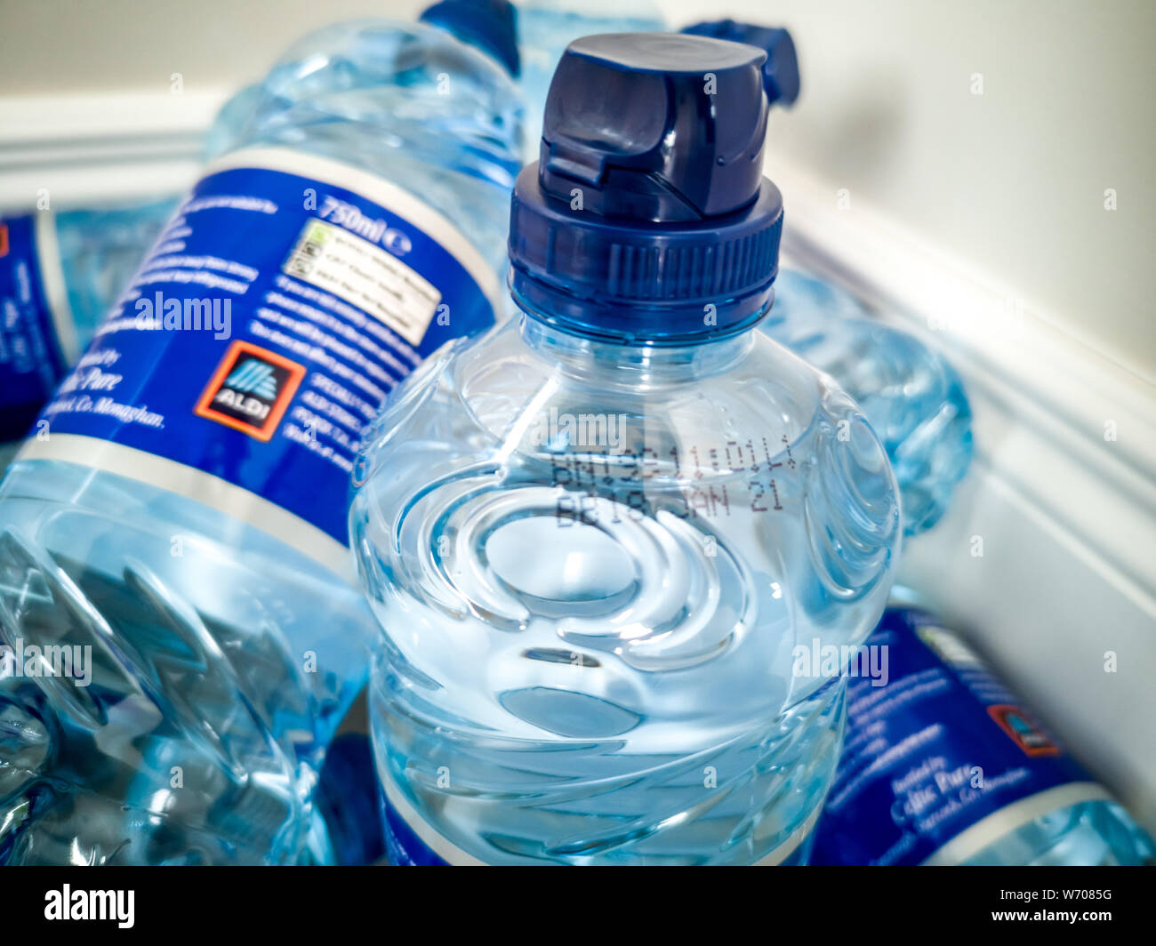 A PORTNOO, County Donegal / Irlanda - 03 agosto 2019 : Questo numero di lotto è parte del secondo richiamo mediante il FSAI per acqua in bottiglia a causa di sopra normale Foto Stock