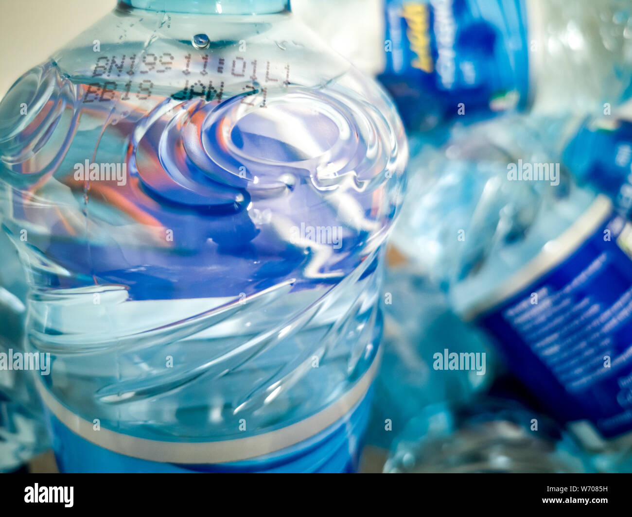 A PORTNOO, County Donegal / Irlanda - 03 agosto 2019 : Questo numero di lotto è parte del secondo richiamo mediante il FSAI per acqua in bottiglia a causa di sopra normale Foto Stock