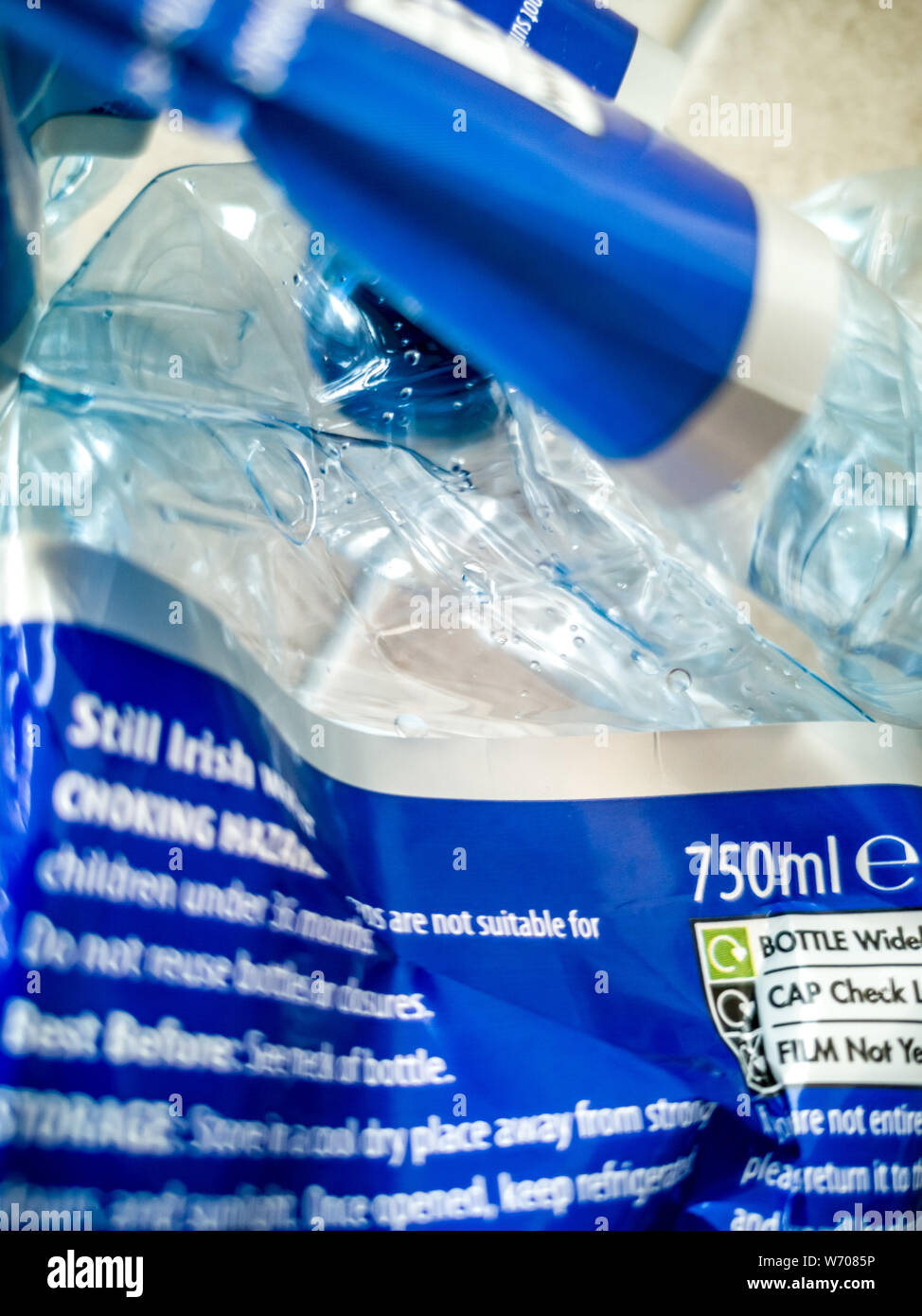 A PORTNOO, County Donegal / Irlanda - 03 agosto 2019 : Questo numero di lotto è parte del secondo richiamo mediante il FSAI per acqua in bottiglia a causa di sopra normale Foto Stock