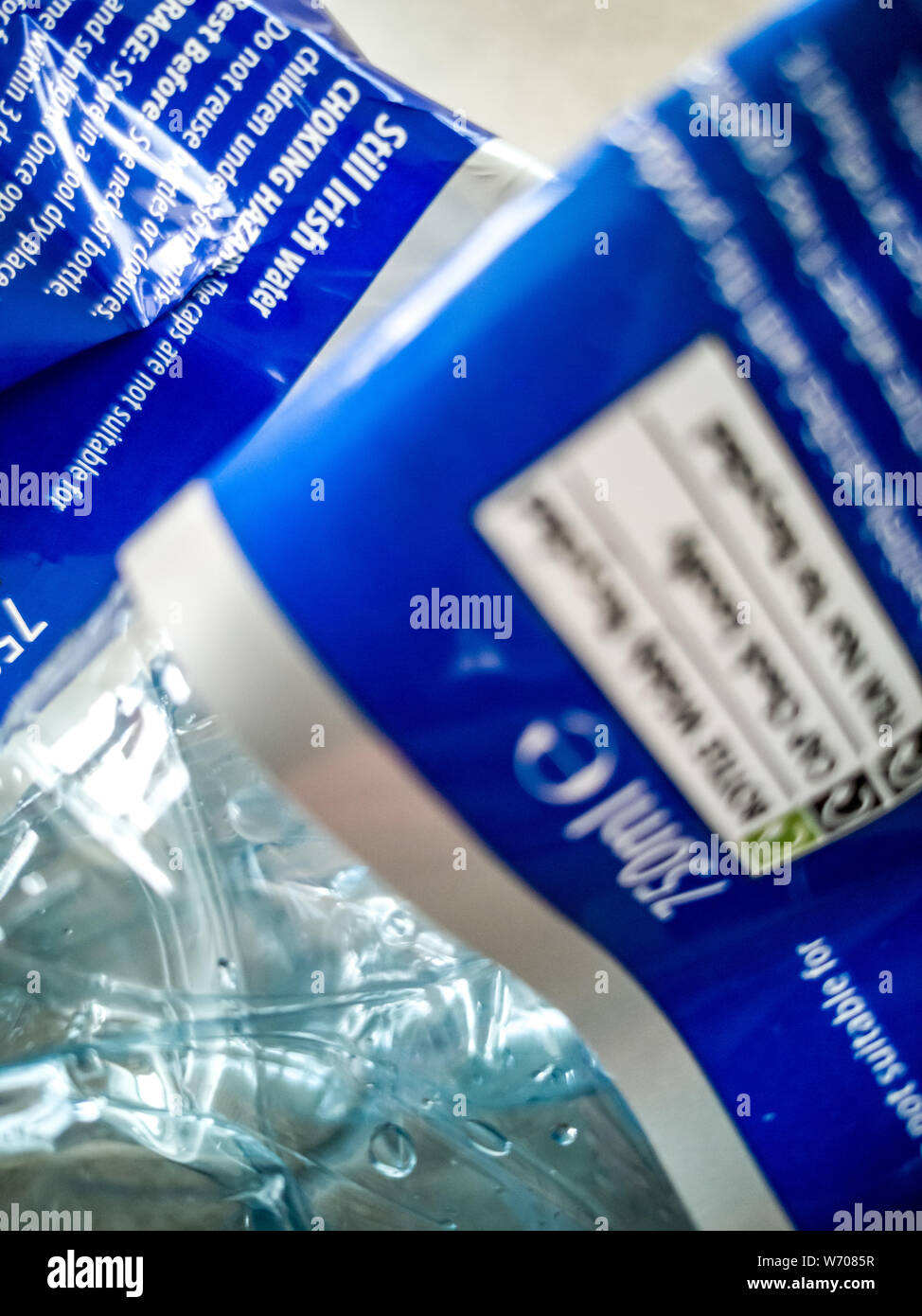 A PORTNOO, County Donegal / Irlanda - 03 agosto 2019 : Questo numero di lotto è parte del secondo richiamo mediante il FSAI per acqua in bottiglia a causa di sopra normale Foto Stock