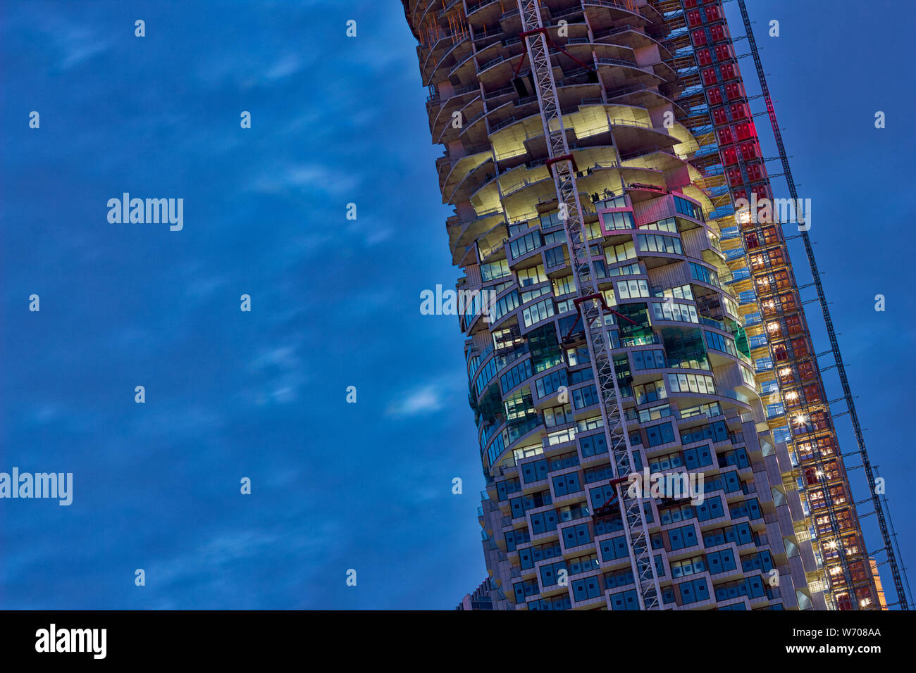 Torre pendente grattacielo in costruzione a Londra Dockland, England, Regno Unito Foto Stock
