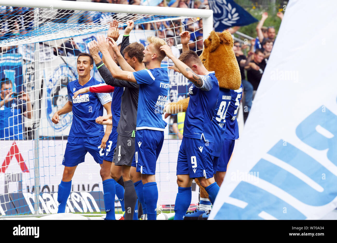 Karlsruhe, Germania. 03 Ago, 2019. Calcio: Seconda Bundesliga, Karlsruher SC - SG Dynamo Dresden, seconda giornata in Wildparkstadion. Il team di Karlsruhe il tifo per loro 4:2 vittoria dopo la fine del gioco. Credito: Uli Deck/dpa - NOTA IMPORTANTE: In conformità con i requisiti del DFL Deutsche Fußball Liga o la DFB Deutscher Fußball-Bund, è vietato utilizzare o hanno utilizzato fotografie scattate allo stadio e/o la partita in forma di sequenza di immagini e/o video-come sequenze di foto./dpa/Alamy Live News Foto Stock