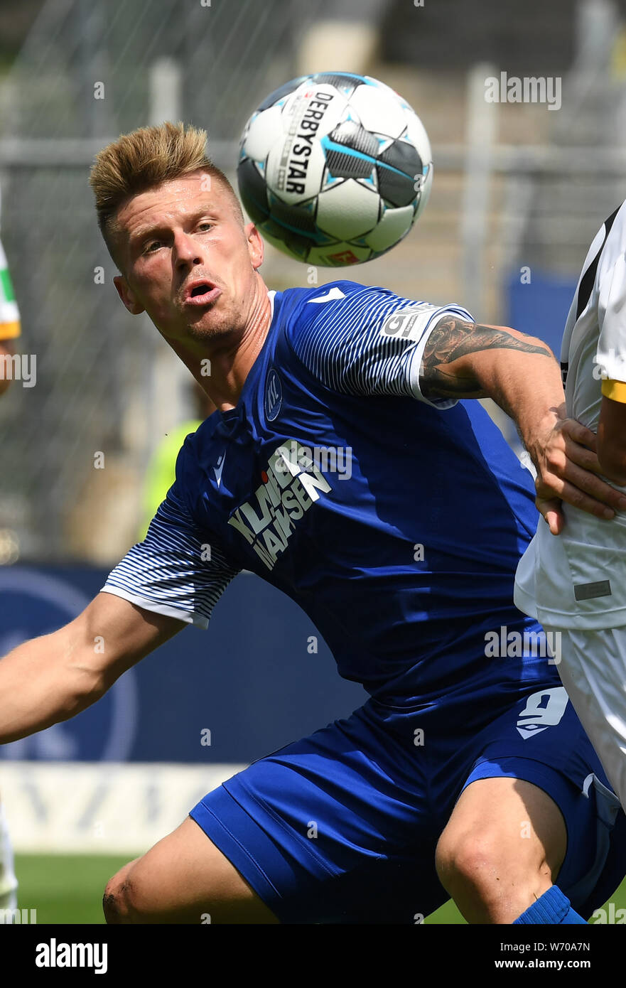 Karlsruhe, Germania. 03 Ago, 2019. Calcio: Seconda Bundesliga, Karlsruher SC - SG Dynamo Dresden, seconda giornata in Wildparkstadion. La Karlsruhe Marvin Pourie. Credito: Uli Deck/dpa - NOTA IMPORTANTE: In conformità con i requisiti del DFL Deutsche Fußball Liga o la DFB Deutscher Fußball-Bund, è vietato utilizzare o hanno utilizzato fotografie scattate allo stadio e/o la partita in forma di sequenza di immagini e/o video-come sequenze di foto./dpa/Alamy Live News Foto Stock