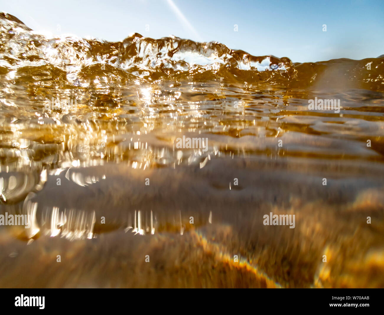 Le immersioni in mare con immagine di stampa di superficie di acqua bolle, isola di Hailuoto, Bothnian Bay, Finlandia Foto Stock