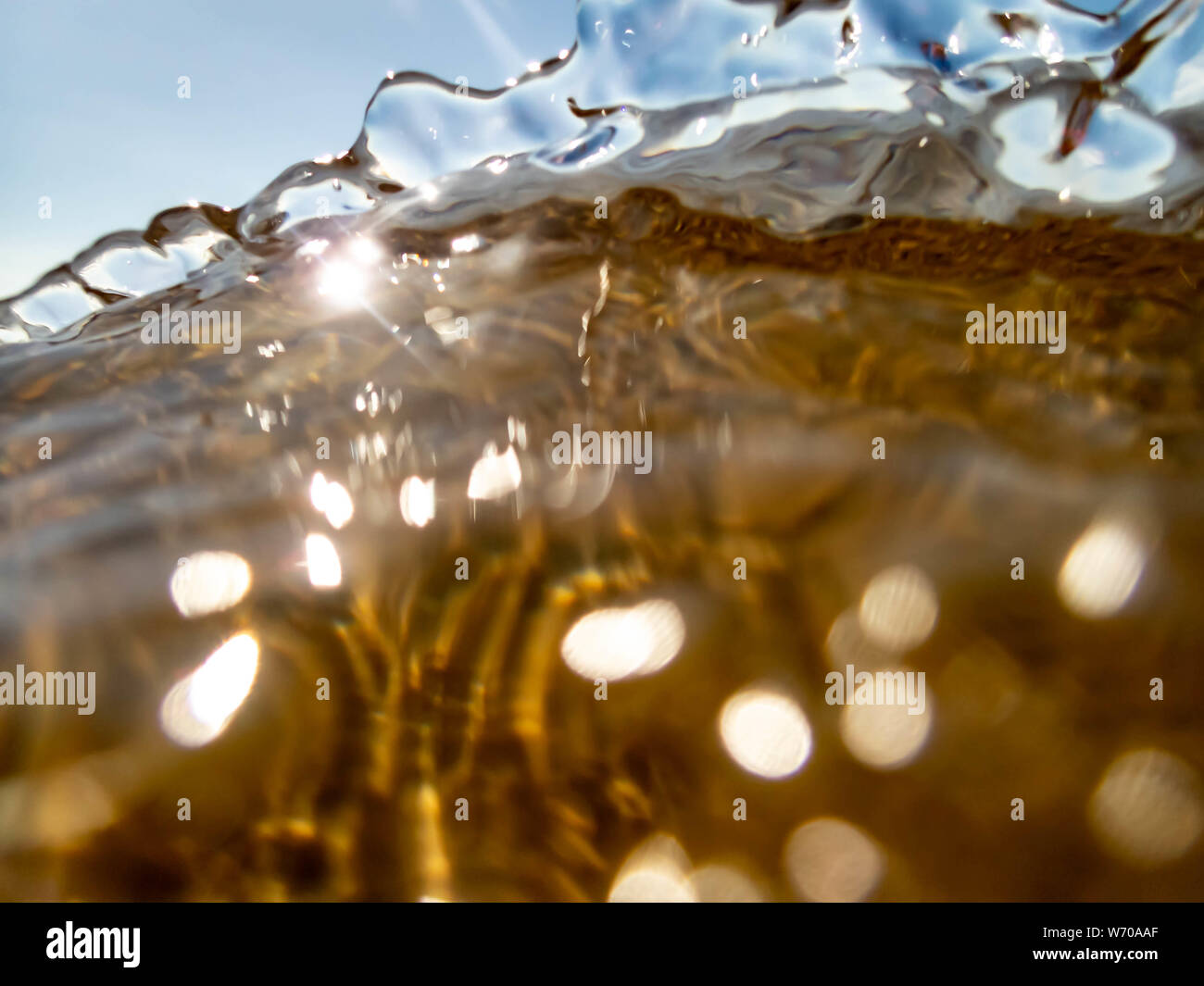 Le immersioni in mare con immagine di stampa di superficie di acqua bolle, isola di Hailuoto, Bothnian Bay, Finlandia Foto Stock
