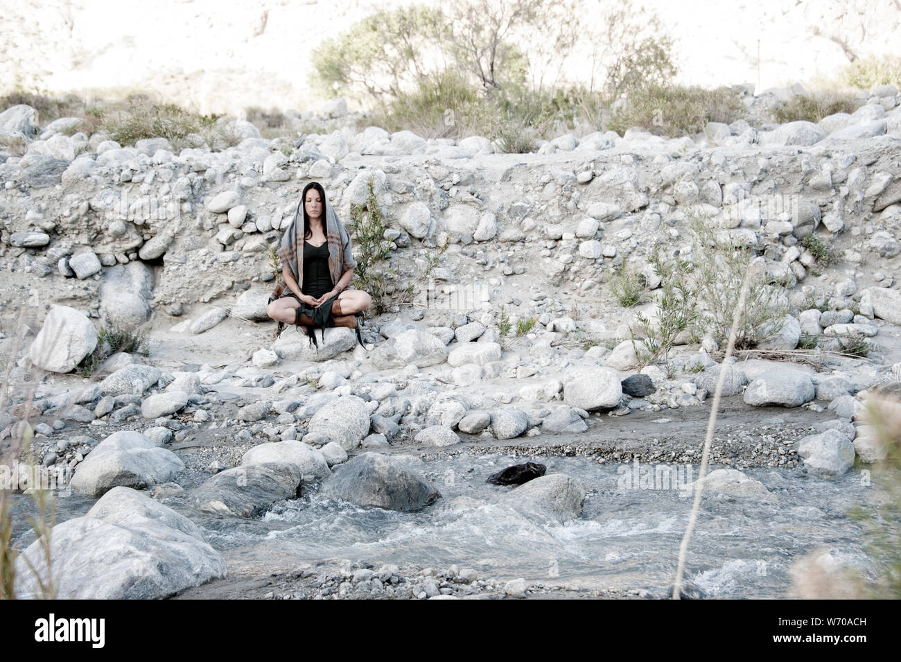 Bella donna meditando in natura. Foto Stock