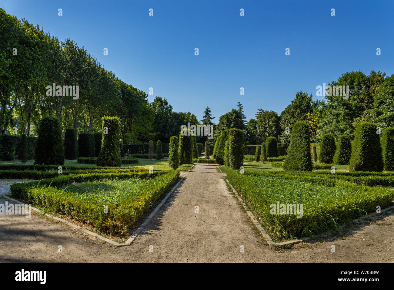 Tradizionale Francese ornamentali giardino e alberi Foto Stock