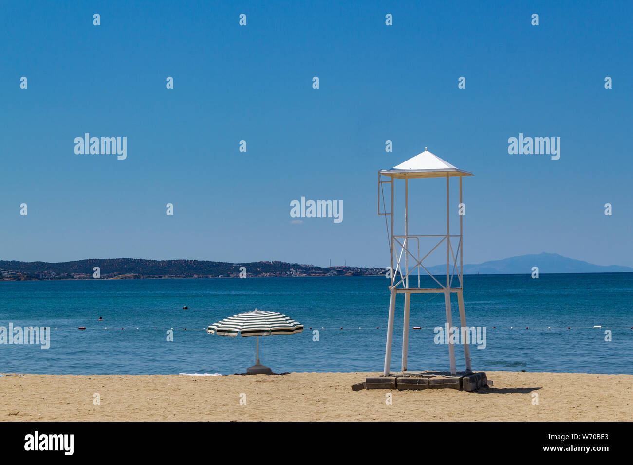 Spiaggia torre bagnino sulla spiaggia sabbiosa Foto Stock