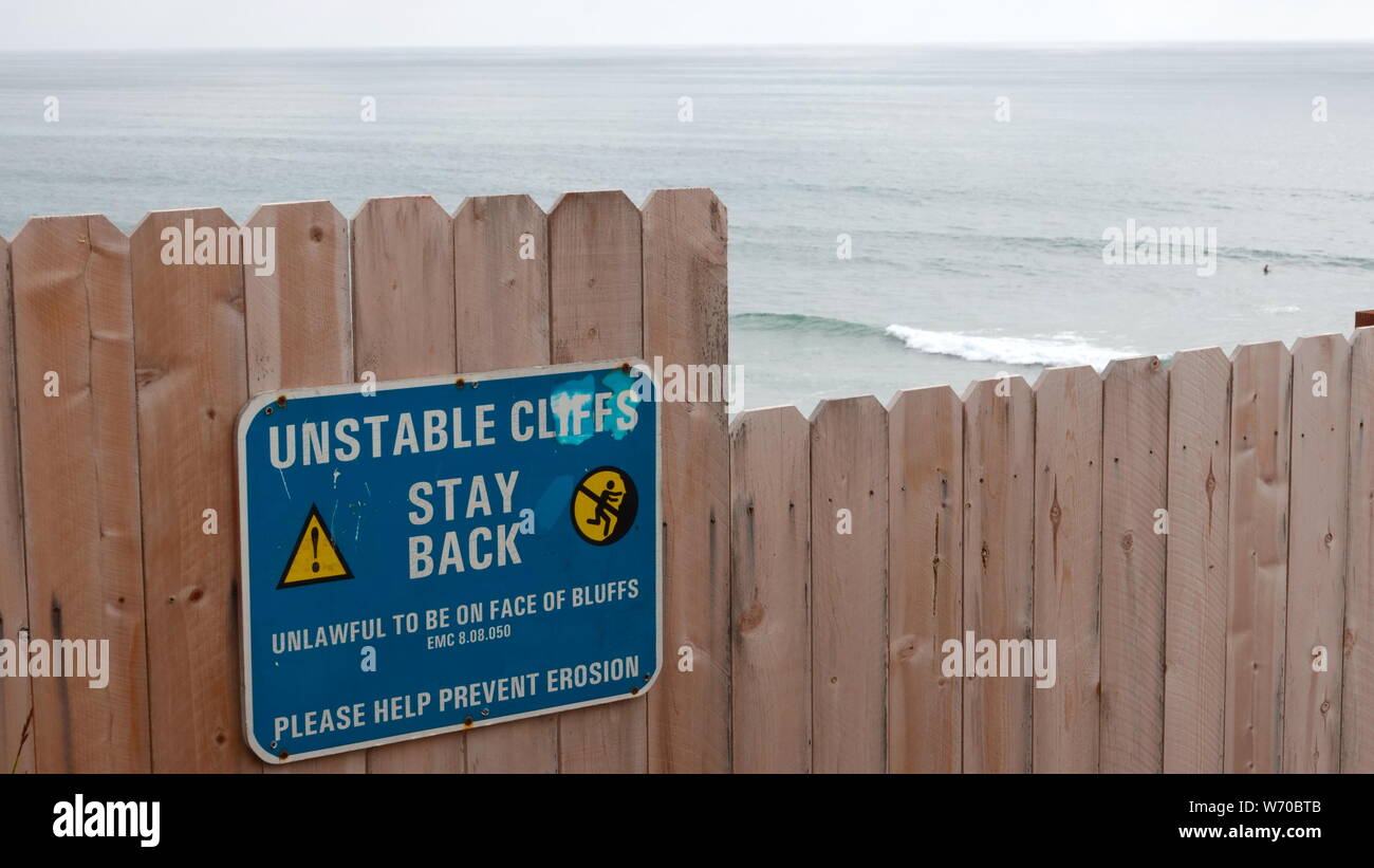 Segnale di avvertimento sulla staccionata in legno a Grandview Beach in Encinitas, CA - sito di un letale bluff crollo Foto Stock