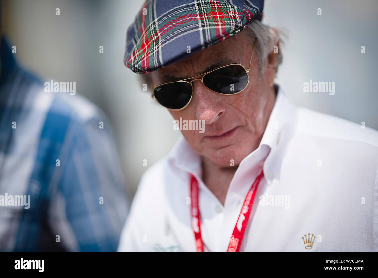Sir Jackie Stewart passeggiate attraverso il paddock prima della terza e ultima sessione di prove ungherese della F1 Grand Prix. Foto Stock