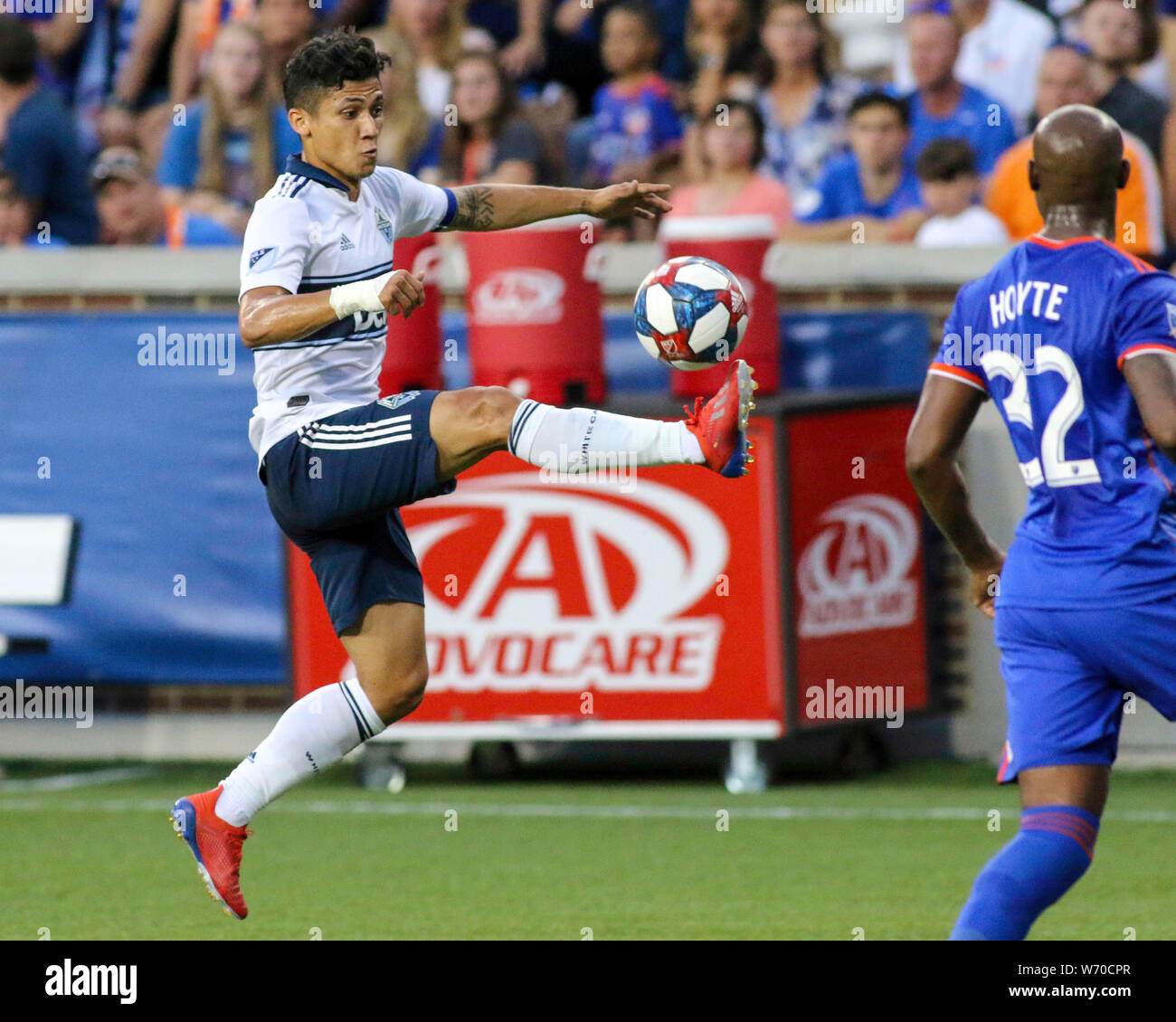 3 agosto 2019: Vancouver Fredy Montero salti per cercare di controllare il pallone durante una sequenza di lunghezza massima MLS partita di calcio tra FC Cincinnati e Vancouver Whitecaps a Nippert Stadium di Cincinnati, Ohio. Kevin Schultz/CSM Foto Stock