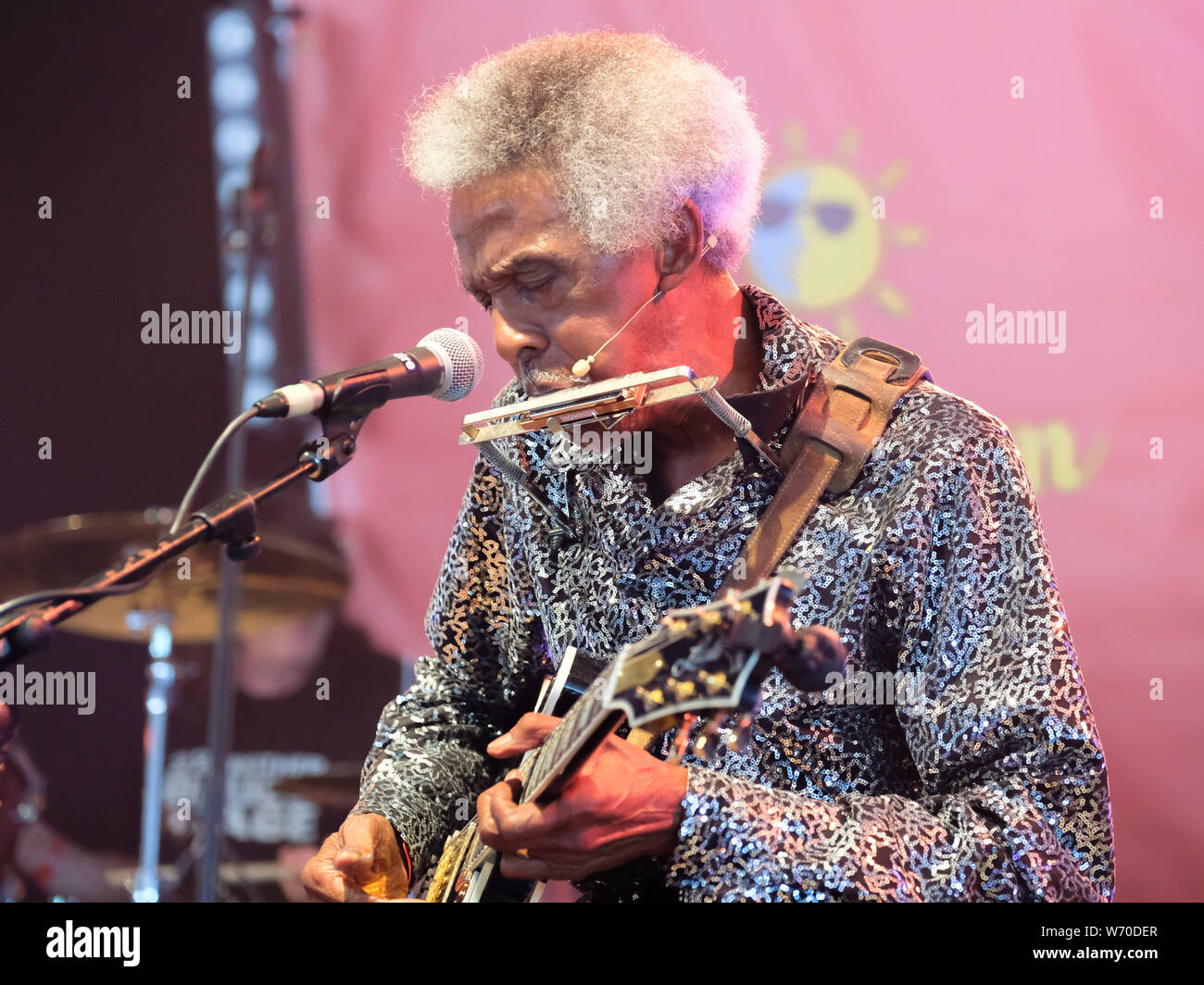 Leon Atkins meglio conosciuto come Lil' Jimmy Reed, cantante e cantautore, rhythm and blues chitarra e armonica player dal Louisiana USA, suona dal vivo sul palco con la sua band durante un team il giorno 3 di Wickham Festival in Hampshire, Regno Unito. Foto Stock