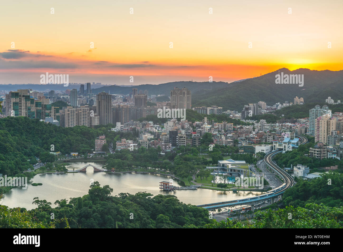 Vista aerea della città di Taipei di Notte in Taiwan Foto Stock