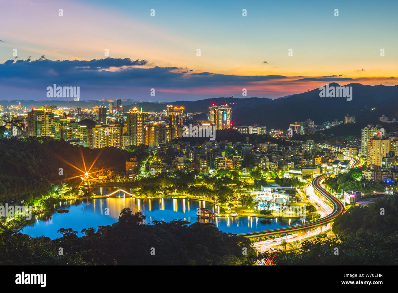 Vista aerea della città di Taipei di Notte in Taiwan Foto Stock