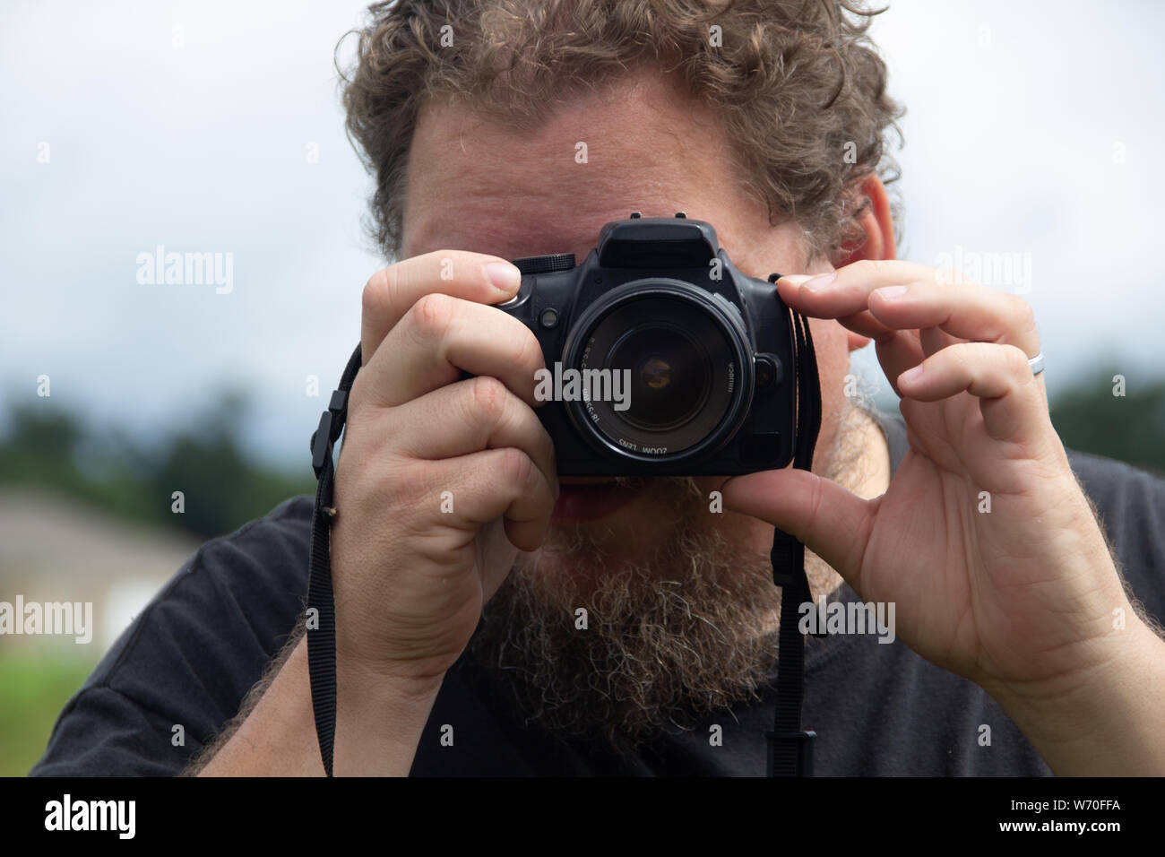 Close up di un uomo di scattare una foto Foto Stock