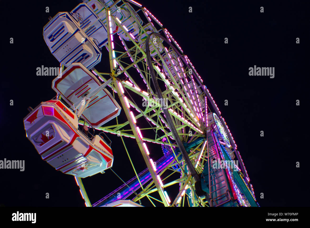 Ruota panoramica Ferris Carnival Ride di notte con una lunga esposizione Foto Stock