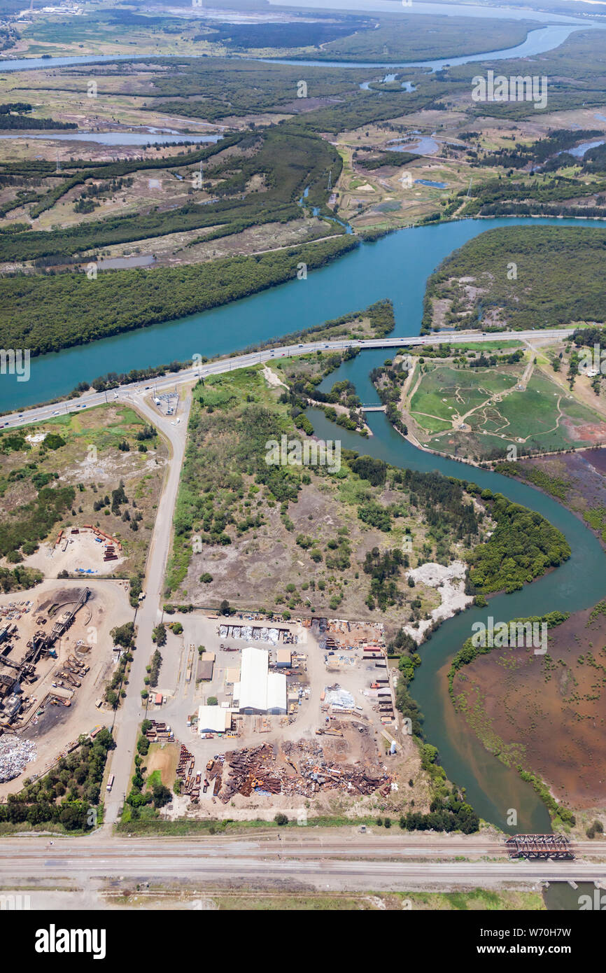 Vista aerea della zona industriale e zone umide in Kooragang - Newcastle NSW Australia. Foto Stock