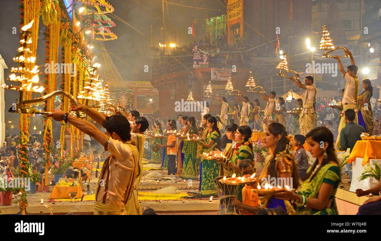 Ganga Aarti a Dashashwamedh Ghat Varanasi, Uttar Pradesh, India Foto Stock