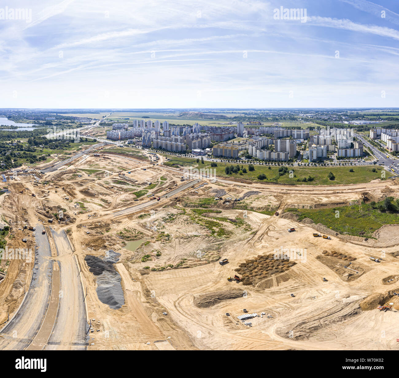 Vista aerea panorama di cantiere vicino città area residenziale Foto Stock