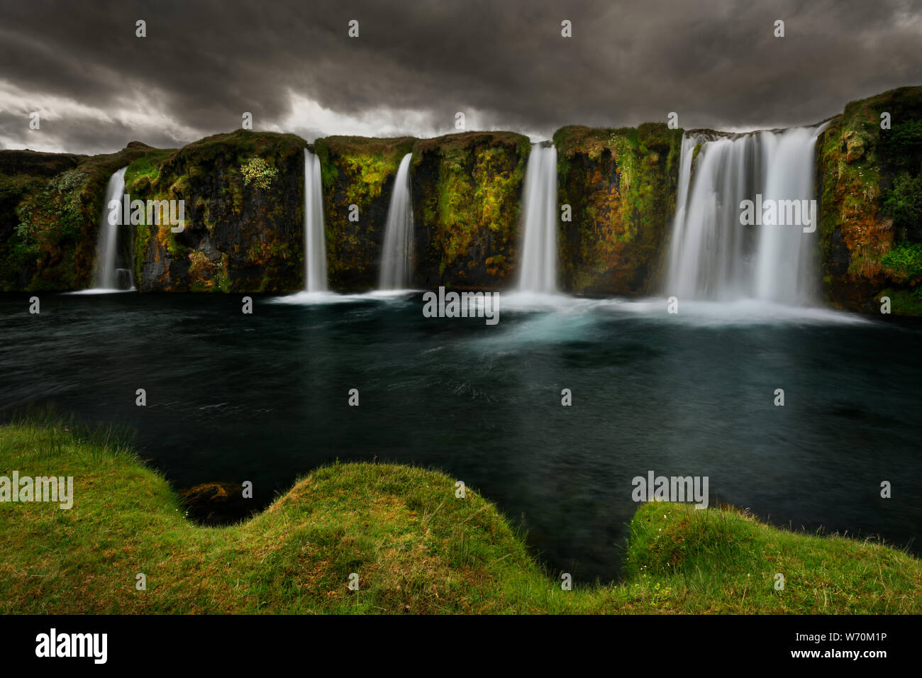 Ben nascosta cascata è ancora un luogo segreto in Islanda. Foto Stock